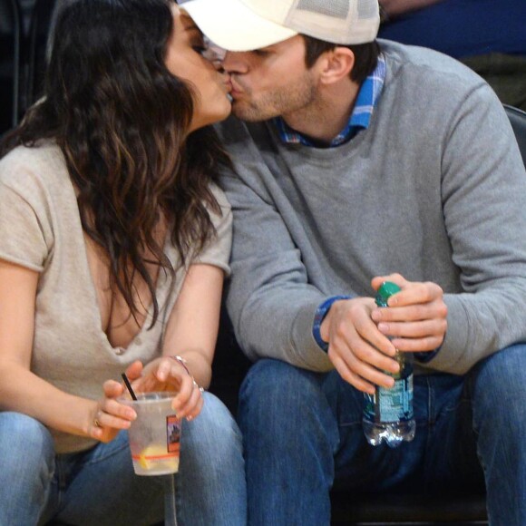 Mila Kunis et son fiancé Ashton Kutcher très amoureux et très complices au match de basket des Lakers à Oklahoma City, le 19 décembre 2014.