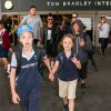 Brad Pitt et Angelina Jolie arrivent avec leurs enfants Maddox, Pax, Zahara, Shiloh, Vivienne et Knox à l'aéroport de LAX à Los Angeles, le 5 juillet 2015.