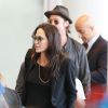 Brad Pitt, sa femme Angelina Jolie et leurs enfants Maddox, Pax, Zahara, Shiloh, Vivienne et Knox prennent l'avion à l'aéroport de Los Angeles pour venir passer quelques jours dans leur propriété de Miraval, le 6 juin 2015. 