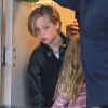 Brad Pitt, sa femme Angelina Jolie et leurs enfants Maddox, Pax, Zahara, Shiloh, Vivienne et Knox prennent l'avion à l'aéroport de Los Angeles pour venir passer quelques jours dans leur propriété de Miraval, le 6 juin 2015. 