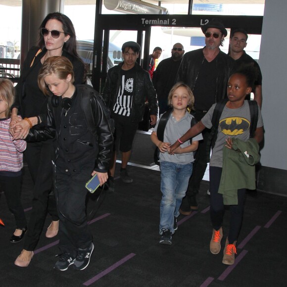 Brad Pitt, sa femme Angelina Jolie et leurs enfants Maddox, Pax, Zahara, Shiloh, Vivienne et Knox prennent l'avion à l'aéroport de Los Angeles pour venir passer quelques jours dans leur propriété de Miraval, le 6 juin 2015. 