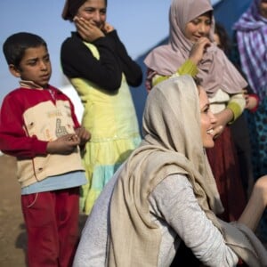 L'ambassadrice de l'UNHCR Angelina Jolie rencontre des enfants réfugiés syriens dans le vallée de la Bekaa au Liban le 23 février 2014.