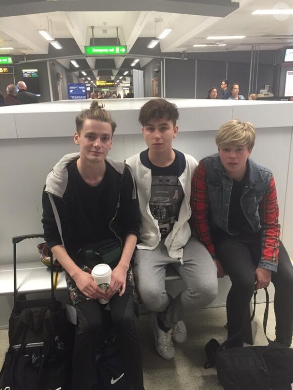 Les membres du groupe Rewind attendent leur avion à l'aéroport de Londres - Photo postée sur Twitter, juillet 2015