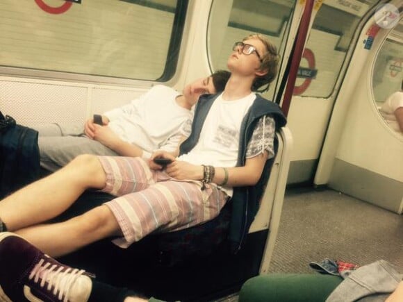 Les membres du groupe Rewind dans le métro à Londres - Photo postée sur Twitter, juillet 2015