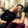 Les membres du groupe Rewind fatiguent dans le métro à Londres- Photo postée sur Twitter, juillet 2015