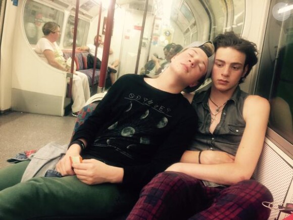 Les membres du groupe Rewind fatiguent dans le métro à Londres- Photo postée sur Twitter, juillet 2015