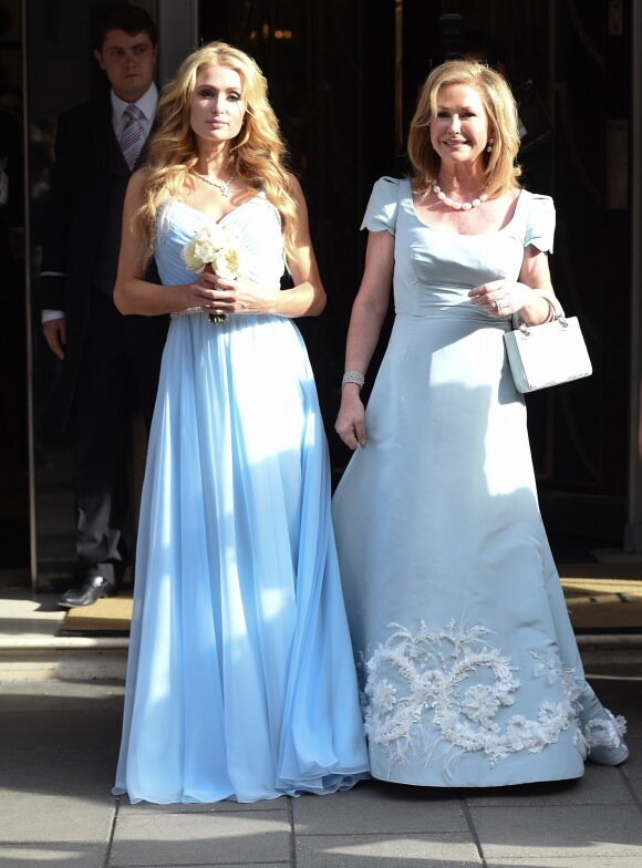 Paris Hilton et sa mère Kathy Hilton quittent l'hôtel Claridges à Londres pour aller au mariage de Nicky Hilton et de James Rotschild au palais de Kensington le 10 juin 2015