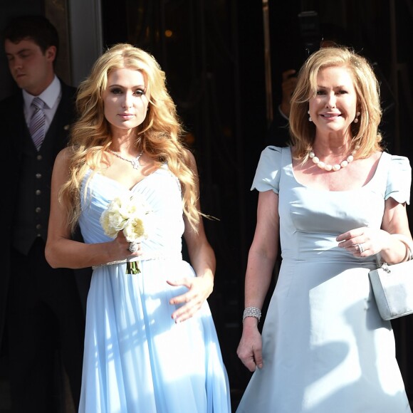 Paris Hilton et sa mère Kathy Hilton quittent l'hôtel Claridges à Londres pour aller au mariage de Nicky Hilton et de James Rotschild au palais de Kensington  le 10 juin 2015