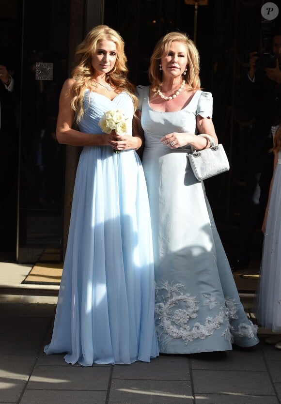 Paris Hilton et sa mère Kathy Hilton quittent l'hôtel Claridges à Londres pour aller au mariage de Nicky Hilton et de James Rotschild au palais de Kensington e 10 juin 2015