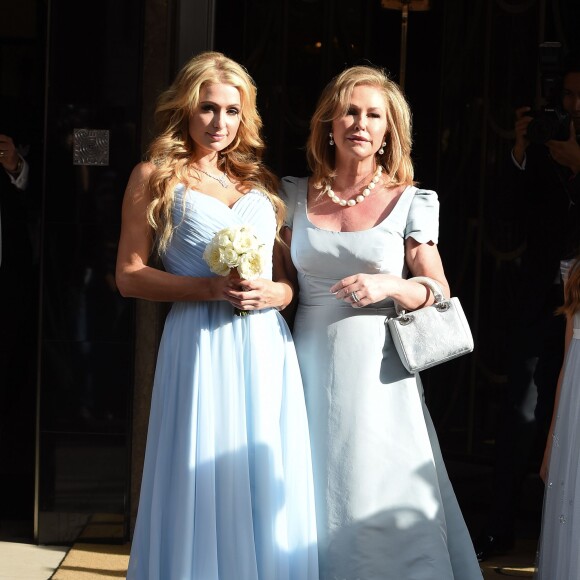 Paris Hilton et sa mère Kathy Hilton quittent l'hôtel Claridges à Londres pour aller au mariage de Nicky Hilton et de James Rotschild au palais de Kensington e 10 juin 2015
