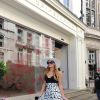 Les soeurs Hilton, Paris et Nicky, passent à la boutique de Victoria Beckham à Londres le 9 juillet 2015. 