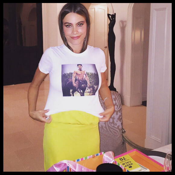 Sofia Vergara porte un Tee-shirt à l'éfigie de son fiancé Joe Manganiello pour ses 43 ans / 11 juillet 2015