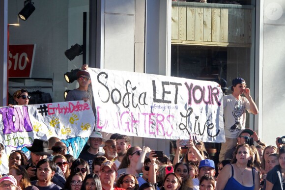 Protestation à l'attention de Sofia Vergara suite à la polémique concernant les embryons congelés - Avant-première du film "Magic Mike XXL" à Hollywood, le 25 juin 2015.  