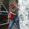 Exclusif - Sofia Vergara attend sa voiture en bas de son immeuble à Brentwood, le 12 juin 2015. Elle porte un jeans déchiré. Elle a annoncé récemment dans une interview qu'elle allait bientôt se marier avec son fiancé Joe Manganiello.  