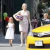 Exclusif : L'actrice américaine Kelly Rutherford avec ses enfants Helena et Hermes  font des courses dans un magasin de jouets avant de revenir à leur immeuble à New York le 5 Juillet 2015. Après 3 ans de lutte, l'actrice Kelly Ruther­ford a enfin retrouvé ses enfants. Elle a obtenu de passer l'été avec eux aux États-Unis. Pour Kelly Ruther­ford, l'attente est désor­mais termi­née. Daniel Giersch, son ex-mari, avait obtenu la garde en 2012 et les avait emme­nés vivre avec lui à Monaco. En mai dernier, la justice améri­caine était reve­nue sur cette déci­sion. Kelly Ruther­ford avait alors obtenu la garde exclu­sive, de Hermes, 8 ans et Helena, 5 ans. Daniel Giersch était lui accusé de n'avoir pas respecté ses obli­ga­tions en matière de garde en empê­chant leur mère de les voir.#