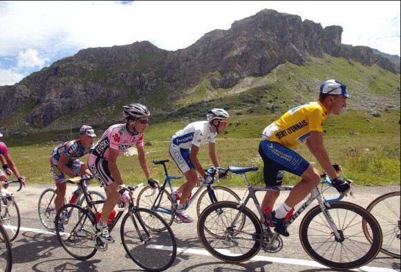 Lance Armstrong, Joseba Beloki et Ivan Basso lors de la 17e étape du Tour de France entre Aime et Cluses, le 26 juillet 2002