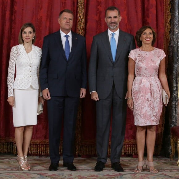 Le roi Felipe VI et la reine Letizia d'Espagne accueillaient le 13 juillet 2015 au palais de la Zarzuela, à Madrid, le président de la Roumanie Klaus Werner Iohannis et son épouse Carmen, en visite officielle.