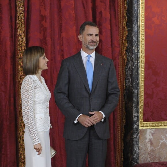 Le roi Felipe VI et la reine Letizia d'Espagne accueillaient le 13 juillet 2015 au palais de la Zarzuela, à Madrid, le président de la Roumanie Klaus Werner Iohannis et son épouse Carmen, en visite officielle.