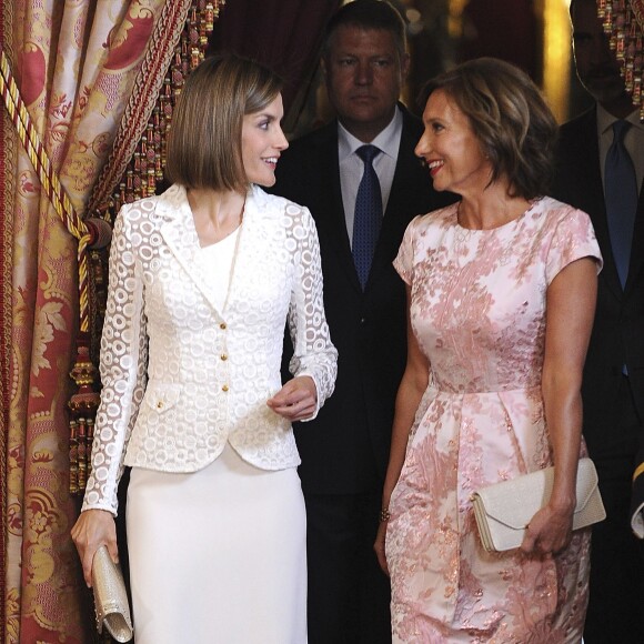 Le roi Felipe VI et la reine Letizia d'Espagne accueillaient le 13 juillet 2015 au palais de la Zarzuela, à Madrid, le président de la Roumanie Klaus Werner Iohannis et son épouse Carmen, en visite officielle.