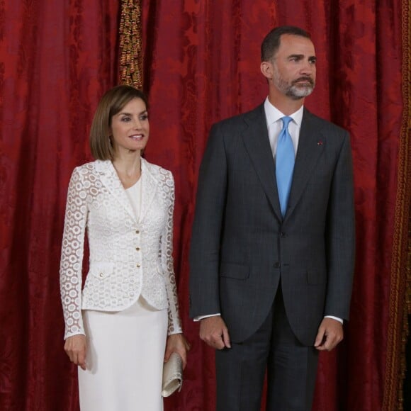 Le roi Felipe VI et la reine Letizia d'Espagne accueillaient le 13 juillet 2015 au palais de la Zarzuela, à Madrid, le président de la Roumanie Klaus Werner Iohannis et son épouse Carmen, en visite officielle.