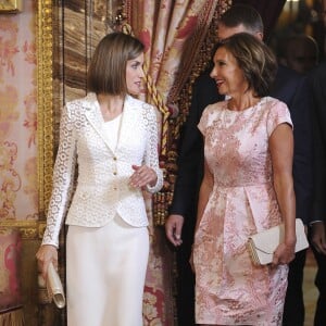 Le roi Felipe VI et la reine Letizia d'Espagne accueillaient le 13 juillet 2015 au palais de la Zarzuela, à Madrid, le président de la Roumanie Klaus Werner Iohannis et son épouse Carmen, en visite officielle.