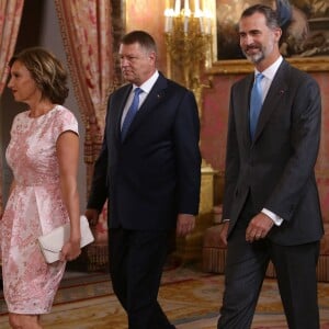 Le roi Felipe VI et la reine Letizia d'Espagne accueillaient le 13 juillet 2015 au palais de la Zarzuela, à Madrid, le président de la Roumanie Klaus Werner Iohannis et son épouse Carmen, en visite officielle.