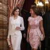 Le roi Felipe VI et la reine Letizia d'Espagne accueillaient le 13 juillet 2015 au palais de la Zarzuela, à Madrid, le président de la Roumanie Klaus Werner Iohannis et son épouse Carmen, en visite officielle.