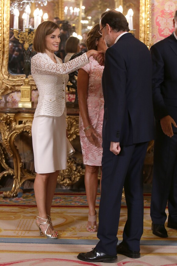 Le Premier ministre Mariano Rajoy saluant la reine Letizia. Le roi Felipe VI et la reine Letizia d'Espagne accueillaient le 13 juillet 2015 au palais de la Zarzuela, à Madrid, le président de la Roumanie Klaus Werner Iohannis et son épouse Carmen, en visite officielle.