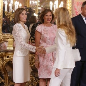 Le roi Felipe VI et la reine Letizia d'Espagne accueillaient le 13 juillet 2015 au palais de la Zarzuela, à Madrid, le président de la Roumanie Klaus Werner Iohannis et son épouse Carmen, en visite officielle.