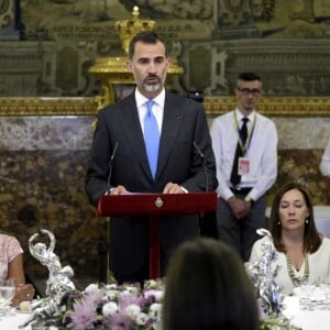 Le roi Felipe VI et la reine Letizia d'Espagne recevaient le 13 juillet 2015 au palais de la Zarzuela, à Madrid, le président de la Roumanie Klaus Werner Iohannis et son épouse Carmen, en visite officielle.