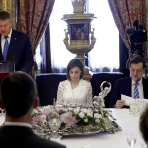 Le roi Felipe VI et la reine Letizia d'Espagne recevaient le 13 juillet 2015 au palais de la Zarzuela, à Madrid, le président de la Roumanie Klaus Werner Iohannis et son épouse Carmen, en visite officielle.