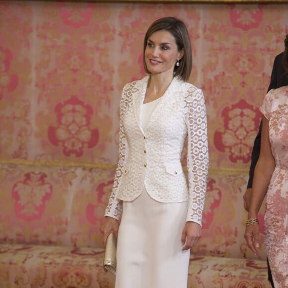 Le roi Felipe VI et la reine Letizia d'Espagne recevaient le 13 juillet 2015 au palais de la Zarzuela, à Madrid, le président de la Roumanie Klaus Werner Iohannis et son épouse Carmen, en visite officielle.