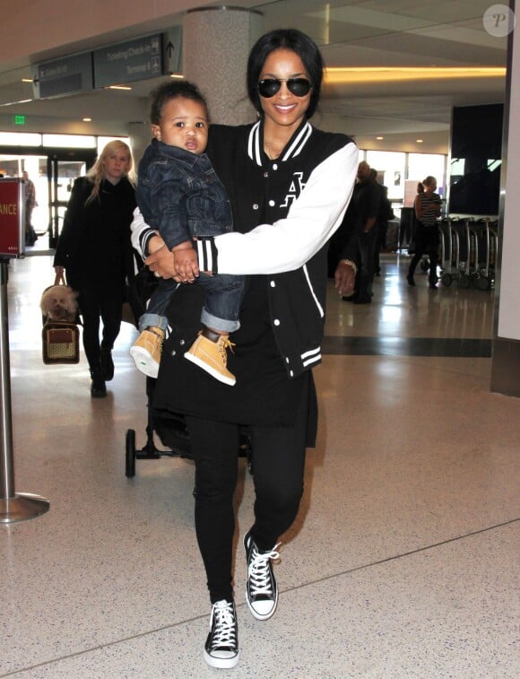 Ciara et son fils Future Zahir Wilburn à l'aéroport de Los Angeles, le 15 janvier 2015.