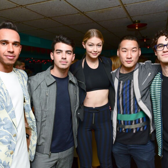 Lewis Hamilton, Joe Jonas, Gigi Hadid, Richard Chai et Darren Criss assistent au dîner organisé par le créateur Richard Chai au restaurant Tijuana Picnic, à New York. Le 13 juillet 2015.