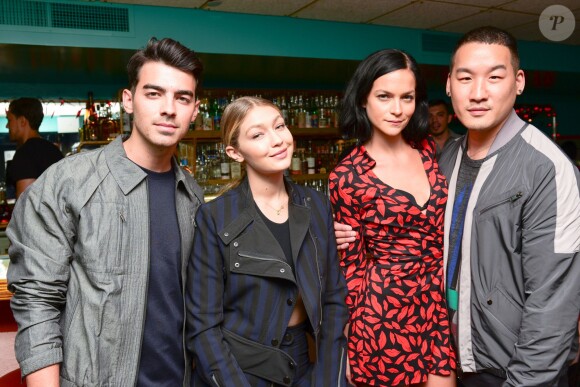Joe Jonas, Gigi Hadid, Leigh Lezark et Richard Chai assistent au dîner organisé par le créateur au restaurant Tijuana Picnic, à New York. Le 13 juillet 2015.