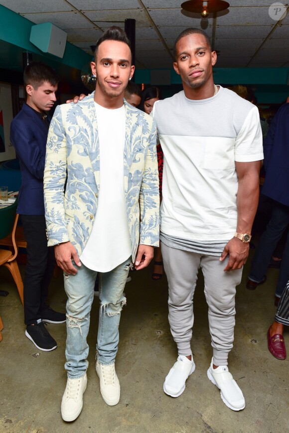 Lewis Hamilton et le joueur de foot US Victor Cruz assistent au dîner organisé par le créateur Richard Chai au restaurant Tijuana Picnic, à New York. Le 13 juillet 2015.