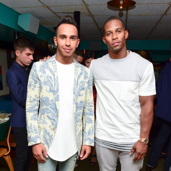 Lewis Hamilton et le joueur de foot US Victor Cruz assistent au dîner organisé par le créateur Richard Chai au restaurant Tijuana Picnic, à New York. Le 13 juillet 2015.