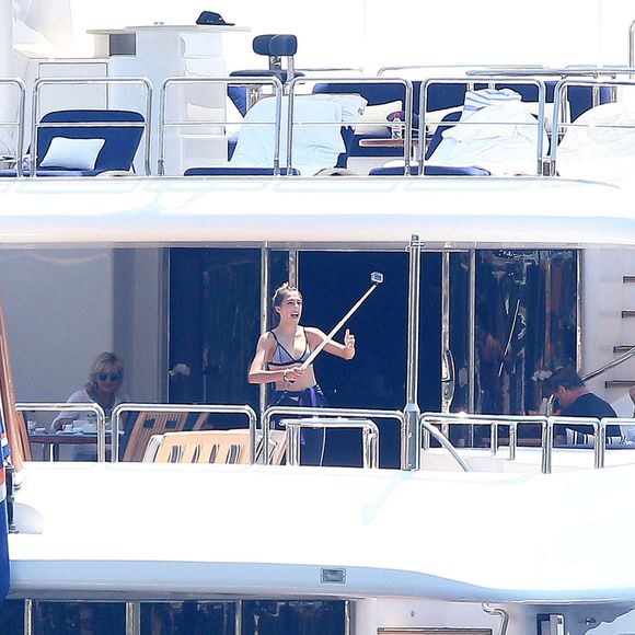 Sylvester Stallone, sa femme Jennifer Flavin et leurs filles Sophia, Sistine et Scarlet profitent de leurs vacances à bord de leur yacht dans le sud de la France, le 14 juillet 2015.