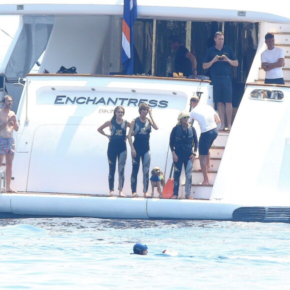 Sylvester Stallone, sa femme Jennifer Flavin et leurs filles Sophia, Sistine et Scarlet profitent de leurs vacances à bord de leur yacht dans le sud de la France, le 14 juillet 2015.