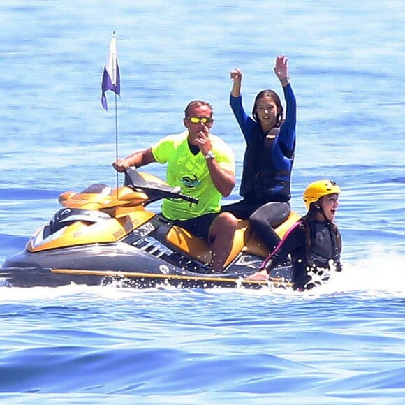 Sylvester Stallone, sa femme Jennifer Flavin et leurs filles Sophia, Sistine et Scarlet profitent de leurs vacances à bord de leur yacht dans le sud de la France, le 14 juillet 2015.