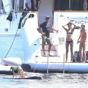 Sylvester Stallone, sa femme Jennifer Flavin et leurs filles Sophia, Sistine et Scarlet profitent de leurs vacances à bord de leur yacht dans le sud de la France, le 14 juillet 2015.