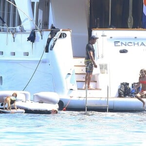 Sylvester Stallone, sa femme Jennifer Flavin et leurs filles Sophia, Sistine et Scarlet profitent de leurs vacances à bord de leur yacht dans le sud de la France, le 14 juillet 2015.