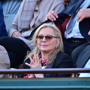 Véronique Sanson et son compagnon Christian Meilland dans les tribunes des Internationaux de France de tennis de Roland-Garros à Paris, le 2 juin 2015