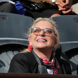 Véronique Sanson dans les tribunes des Internationaux de France de tennis de Roland-Garros à Paris, le 2 juin 2015
