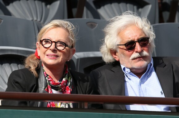 Véronique Sanson et son compagnon Christian Meilland dans les tribunes des Internationaux de France de tennis de Roland-Garros à Paris, le 2 juin 2015