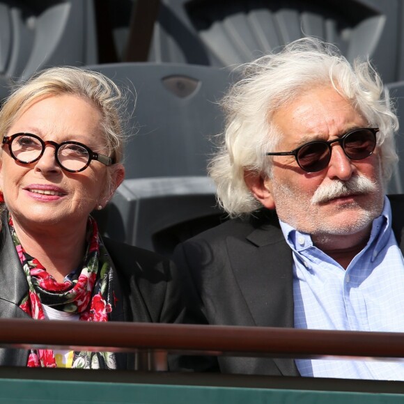 Véronique Sanson et son compagnon Christian Meilland dans les tribunes des Internationaux de France de tennis de Roland-Garros à Paris, le 2 juin 2015