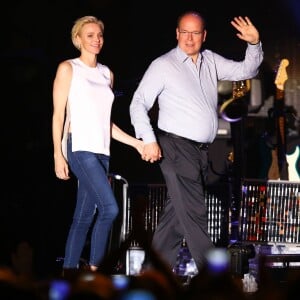 Le prince Albert II et la princesse Charlene de Monaco étaient très enthousiastes lors du grand concert organisé le 12 juillet 2015 sur la place du palais, avec Robbie Williams et Lemar, en clôture des célébrations des 10 ans de règne du souverain.