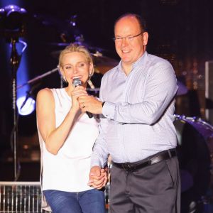 Le prince Albert II et la princesse Charlene de Monaco étaient très enthousiastes lors du grand concert organisé le 12 juillet 2015 sur la place du palais, avec Robbie Williams et Lemar, en clôture des célébrations des 10 ans de règne du souverain.