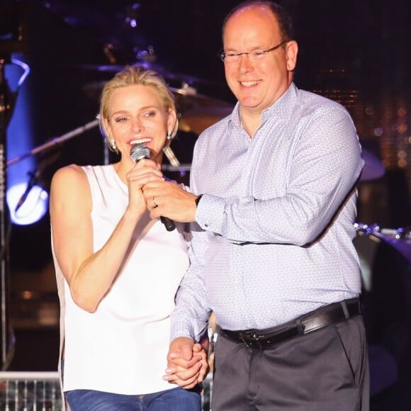 Le prince Albert II et la princesse Charlene de Monaco étaient très enthousiastes lors du grand concert organisé le 12 juillet 2015 sur la place du palais, avec Robbie Williams et Lemar, en clôture des célébrations des 10 ans de règne du souverain.