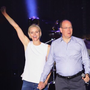 Le prince Albert II et la princesse Charlene de Monaco étaient très enthousiastes lors du grand concert organisé le 12 juillet 2015 sur la place du palais, avec Robbie Williams et Lemar, en clôture des célébrations des 10 ans de règne du souverain.